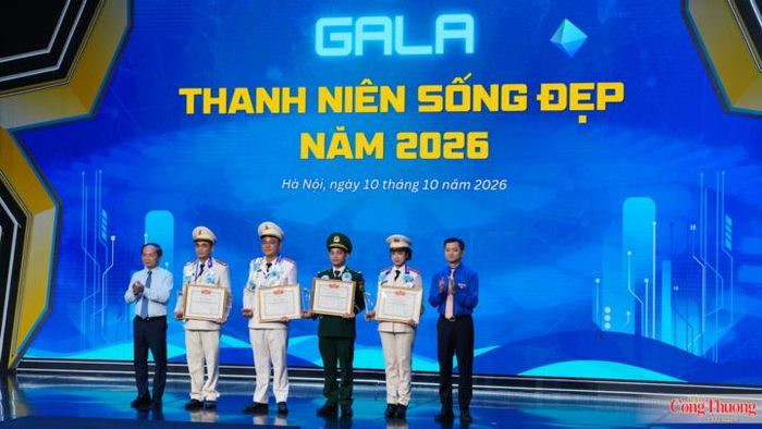 Đồng chí Phạm Tất Thắng, Ủy viên Ban Chấp hành Trung ương Đảng, Phó Bí thư chuyên trách Đảng ủy Khối các cơ quan Trung ương cùng đồng chí Nguyễn Minh Triết, Ủy viên Dự khuyết Trung ương Đảng, Bí thư Thường trực Trung ương Đoàn trao giải cho các thanh niên sống đẹp.