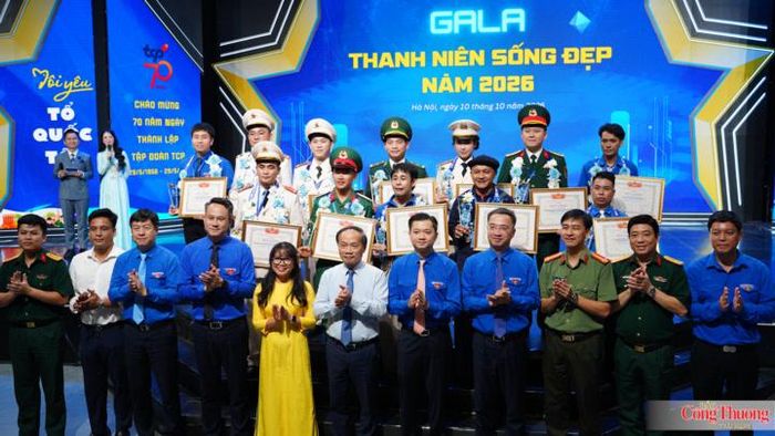 Các đại biểu cùng các thanh niên sống đẹp chụp hình lưu niệm.