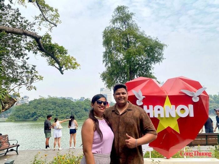 Chị Shelaka Chenmay (bên trái), du khách đến từ Ấn Độ hào hứng chia sẻ cảm nhận về không khí kỷ niệm 72 năm Ngày Giải phóng Thủ đô. Ảnh: Trần Cúc