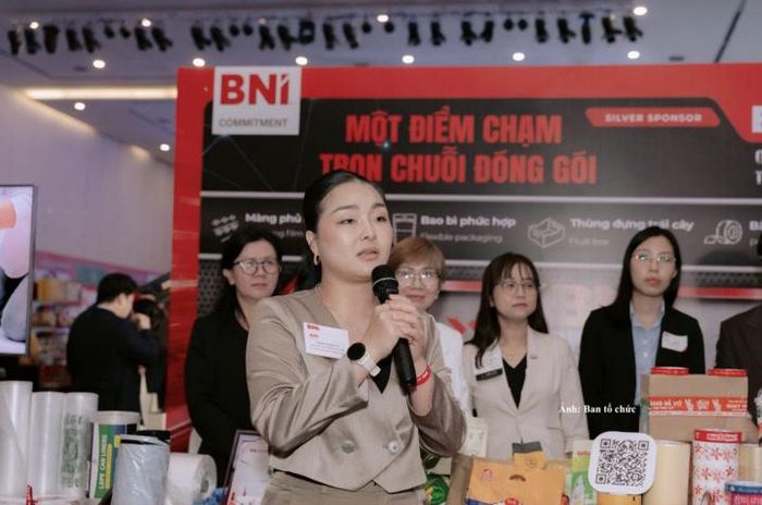 Đại diện doanh nghiệp SEMs Việt Nam giới thiệu sản phẩm tại sự kiện.