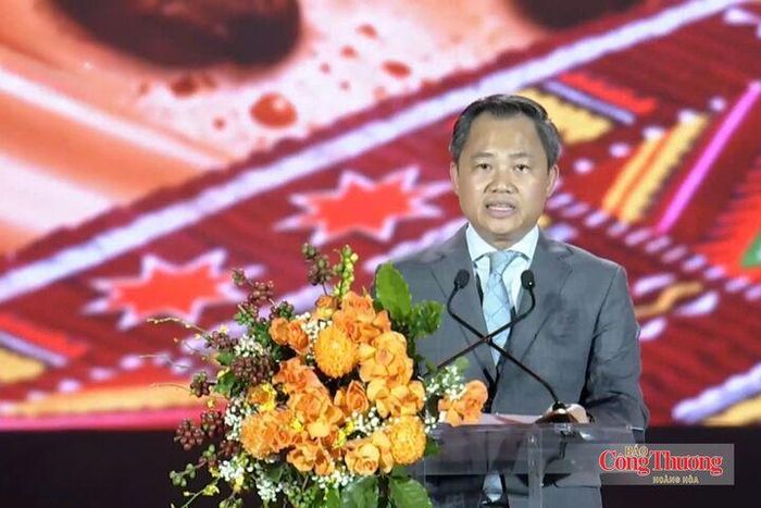 Chủ tịch UBND tỉnh Sơn La Nguyễn Đình Việt phát biểu khai mạc lễ hội.