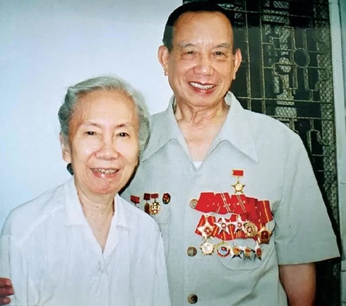 Giáo sư Từ Giấy và vợ, chụp năm 2000. Ảnh: qdnd.vn