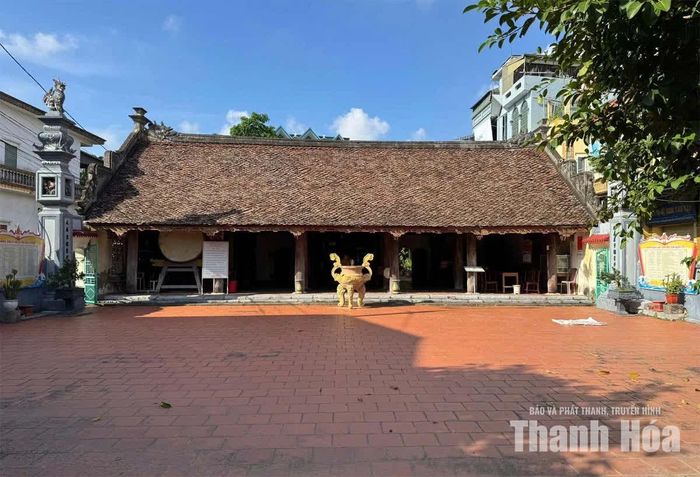 Bảng Môn Đình - nơi thờ Thành hoàng làng Nguyễn Tuyên.