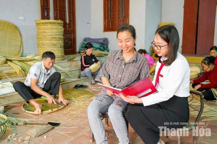 Cán bộ Agribank Bắc Thanh Hóa kiểm tra tình hình sử dụng vốn tín dụng tại xã Hoằng Lộc.