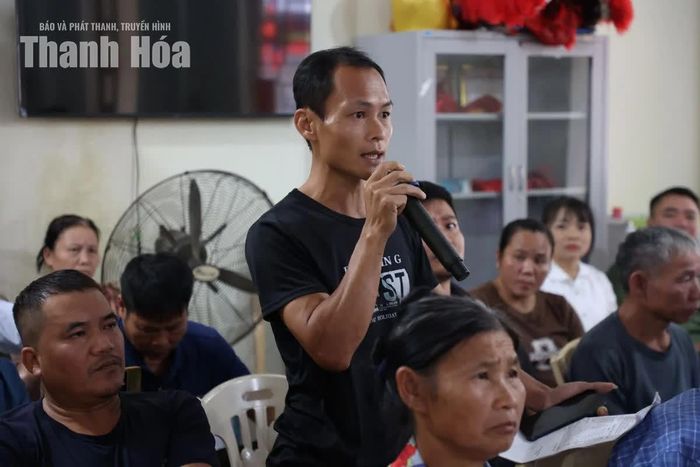 Ông Phạm Văn Sơn nêu kiến nghị về mức bồi thường đất sản xuất và số nhân khẩu được tính hỗ trợ gạo tại cuộc đối thoại.