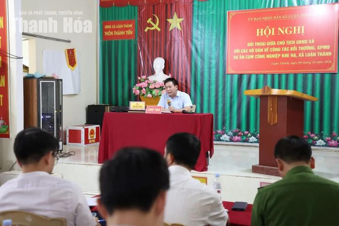 Ông Ngô Văn Tường, Phó Bí thư Đảng ủy, Chủ tịch UBND xã Luận Thành trao đổi, trả lời kiến nghị của người dân tại hội nghị.