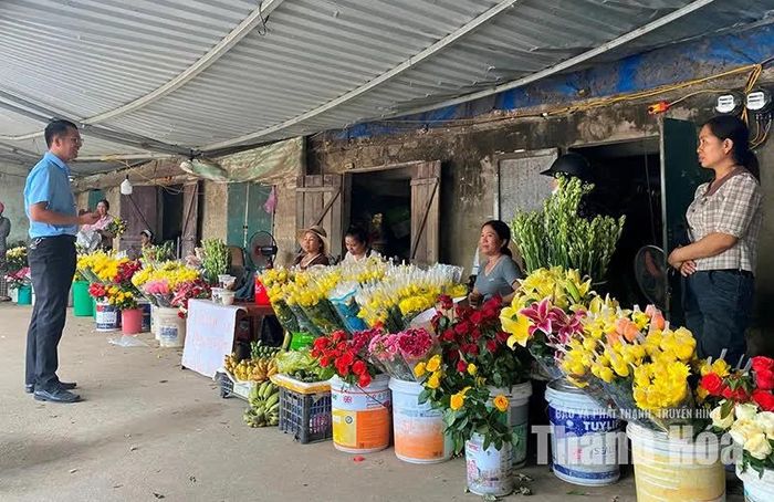 Nhiều tiểu thương khu vực gần chợ Chuối, xã Nông Cống đã “trả lại” vỉa hè theo quy định.
