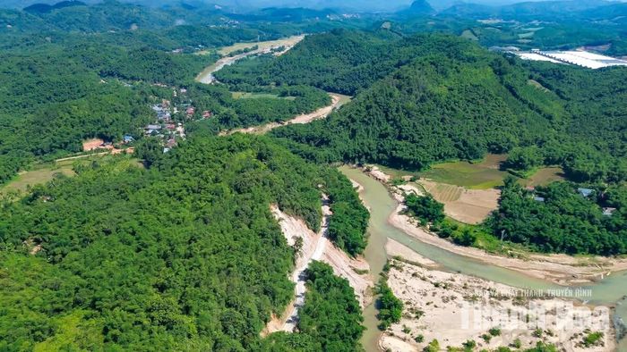 Địa phương đồng thời phối hợp với các sở: Nông nghiệp và Môi trường, Xây dựng, Y tế, Tài chính và các đơn vị liên quan theo dõi diễn biến sạt lở, kịp thời xử lý các tình huống phát sinh, bảo đảm an toàn cho người dân và hạn chế thấp nhất thiệt hại do thiên tai.