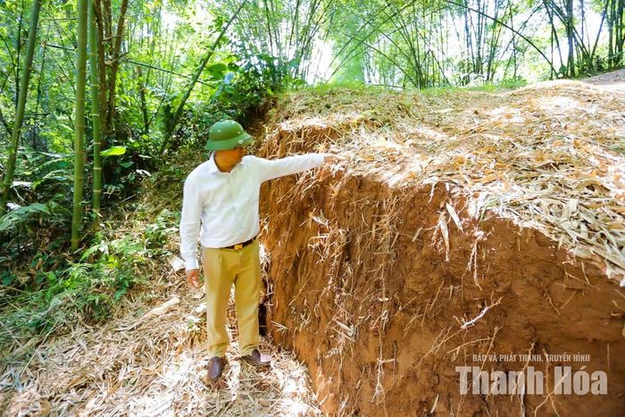 Theo người dân địa phương, nhiều vị trí trên sườn đồi xuất hiện các vết nứt kéo dài hàng trăm mét, tiềm ẩn nguy cơ sạt lở nghiêm trọng, nhất là khi mưa lớn.