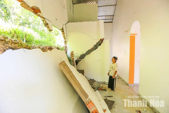 Bà Lương Thị Giang (56 tuổi), ở thôn Tân Lập, cho biết: “Căn nhà kiên cố mới xây chưa lâu đã bị đất từ đồi sạt xuống, làm tường nhà bếp bị nứt gãy, sập tường, khiến gia đình có nhà mà không thể quay về”.