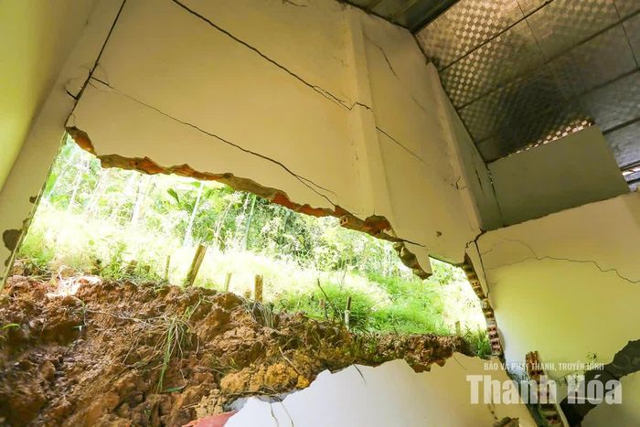 Vụ sạt lở đất đã khiến 9 ngôi nhà bị sập, đổ, hư hỏng. 34 hộ với 180 nhân khẩu ở thôn Tân Lập buộc phải sơ tán đến nơi an toàn, dù nhà cửa, tài sản vẫn còn ở khu vực nguy hiểm.
