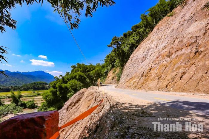 Về lâu dài, xã đang khẩn trương phối hợp với các sở, ngành xây dựng phương án di dời, tái định cư và ổn định lâu dài cho các hộ dân bị ảnh hưởng sau sạt lở. Các chính sách hỗ trợ khắc phục hậu quả thiên tai cũng đang được xã triển khai theo quy định.