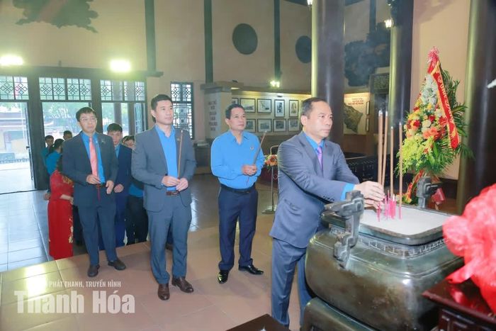 Đoàn đại biểu Liên đoàn Lao động tỉnh dâng hương tưởng niệm Chủ tịch Hồ Chí Minh.