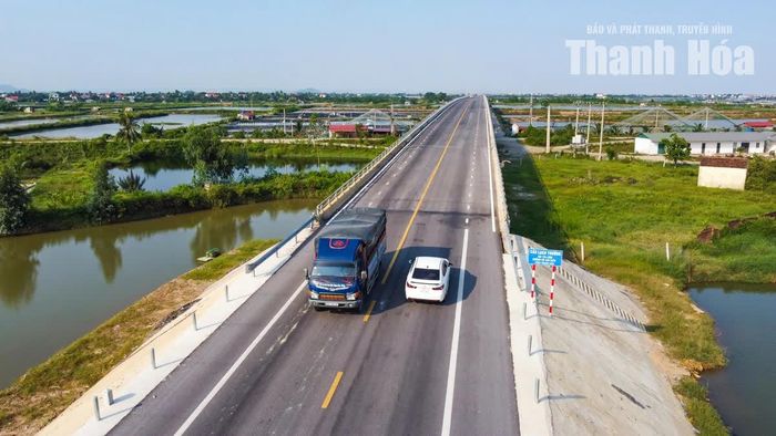 Cầu Lạch Trường không chỉ tạo nên một công trình giao thông quy mô lớn giữa vùng ven biển mà còn mở ra một tuyến kết nối mới qua khu vực vốn có địa hình đặc thù với hệ thống sông, đầm và vùng nuôi trồng thủy hải sản.