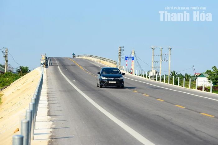 Cây cầu được khởi công xây dựng từ tháng 1/2022, do Công ty Cổ phần Xây dựng và lắp máy Trung Nam làm nhà thầu chính, Công ty Cổ phần Xây dựng hạ tầng Bắc Trung Nam làm nhà thầu phụ.