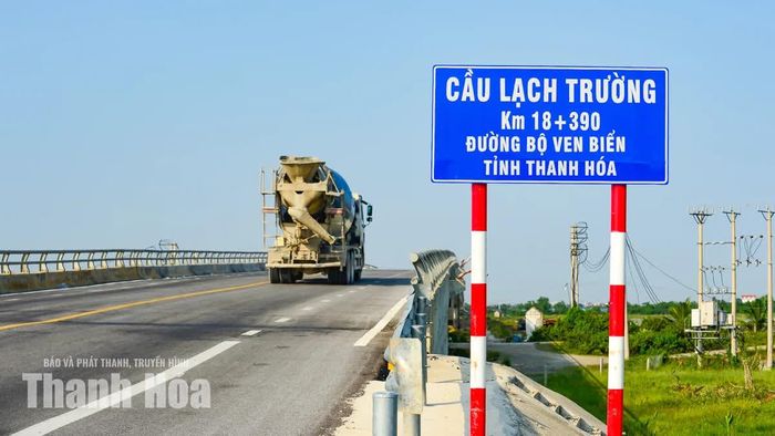 Cầu Lạch Trường được xây dựng tại Km 18+390, bắc qua sông Lạch Trường, nay thuộc địa bàn xã Hoa Lộc và xã Hoằng Tiến.