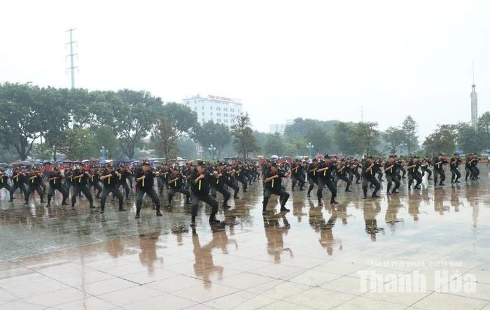 Tiết mục biểu diễn võ thuật do cán bộ, chiến sĩ Phòng Cảnh sát Cơ động (Công an tỉnh) biểu diễn tại buổi lễ.