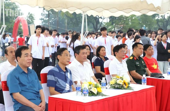 Đồng chí Đầu Thanh Tùng, Tỉnh ủy viên, Phó Chủ tịch UBND tỉnh và đại biểu dự buổi lễ tại điểm cầu tỉnh Thanh Hóa.