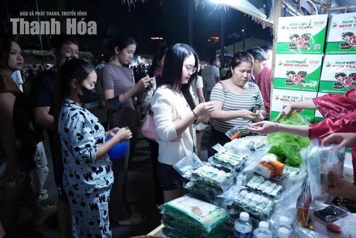 Phiên livestream “Kết nối sản phẩm, lan tỏa thương hiệu” của phường Đông Quang thu hút sự quan tâm của hàng ngàn người dân, du khách.