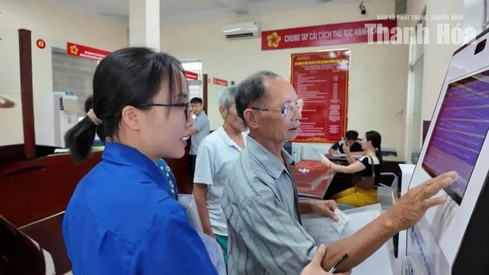 Đoàn Thanh niên phường Đông Sơn hướng dẫn người dân sử dụng Kiosk thông minh tại Trung tâm Phục vụ hành chính công phường Đông Sơn.