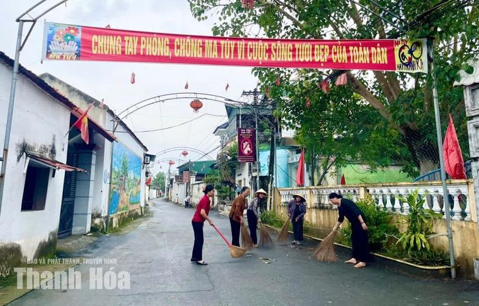 Sau lễ phát động, người dân tổng vệ sinh môi trường khu vực đường làng ngõ xóm.