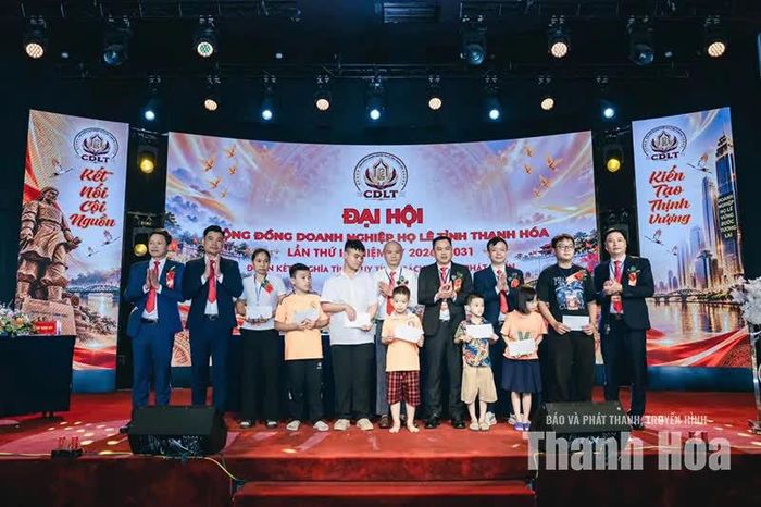Ban Tổ chức trao quà cho học sinh có hoàn cảnh khó khăn.