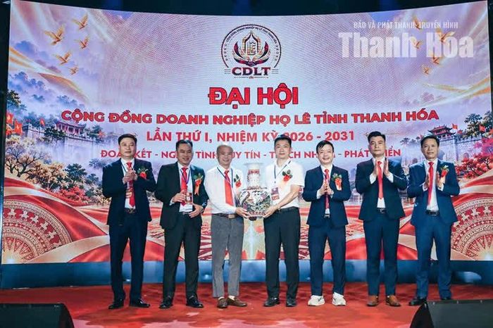 Các đoàn đại biểu chúc mừng, tặng hoa Đại hội.