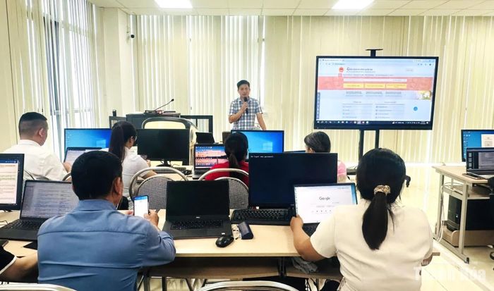 Công chức Trung tâm Phục vụ hành chính công tỉnh truyền đạt chuyên đề tại lớp tập huấn.