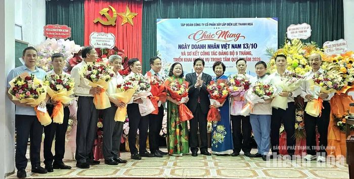 Lãnh đạo Công ty Cổ phần Xây lắp Điện lực Thanh Hóa tôn vinh, khen thưởng cho các cá nhân tiêu biểu.