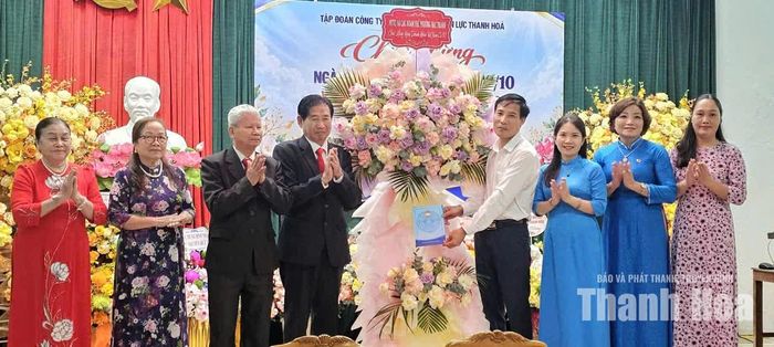 Lãnh đạo MTTQ phường Hạc Thành chúc mừng Công ty Cổ phần Xây lắp Điện lực Thanh Hóa nhân Ngày Doanh nhân Việt Nam (13/10).