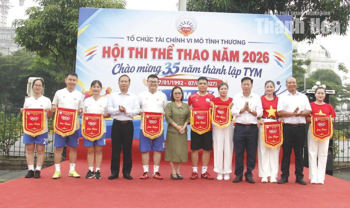 Ban Tổ chức trao cờ lưu niệm cho các đội dự hội thao.