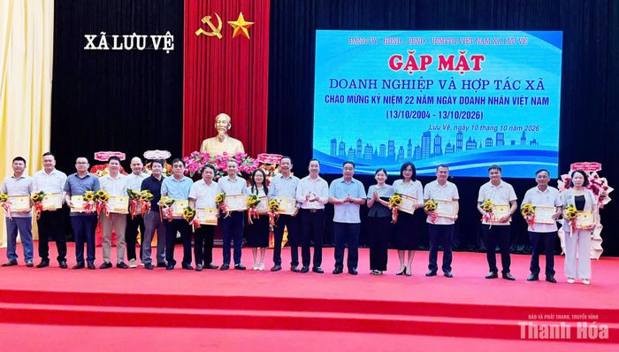 Lãnh đạo xã Lưu Vệ khen thưởng một số danh nghiệp, doanh nhân tiêu biểu.