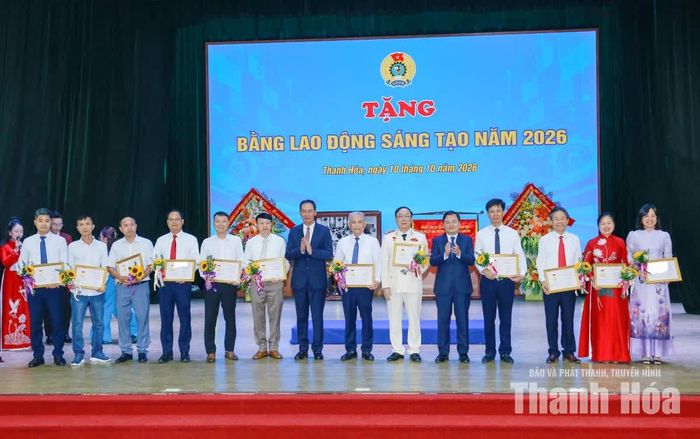 Chủ tịch Tổng Liên đoàn Lao động Việt Nam Nguyễn Anh Tuấn và Phó Bí thư Tỉnh ủy Trịnh Tuấn Sinh trao Bằng Lao động sáng tạo năm 2026 cho các cá nhân.
