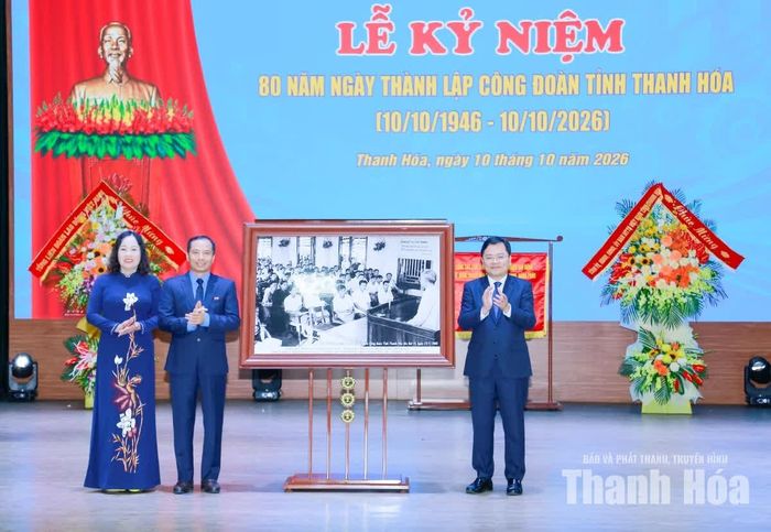 Chủ tịch Tổng Liên đoàn Lao động Việt Nam Nguyễn Anh Tuấn trao tặng bức ảnh Bác Hồ nói chuyện với cán bộ công đoàn cho Liên đoàn Lao động tỉnh.