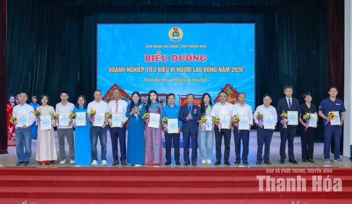 Phó Trưởng Đoàn ĐBQH tỉnh Lương Thị Hoa và Chủ tịch Liên đoàn lao động tỉnh Lương Trọng Thành trao Bằng biểu dương doanh nghiệp tiêu biểu vì người lao động cho đại diện các doanh nghiệp.