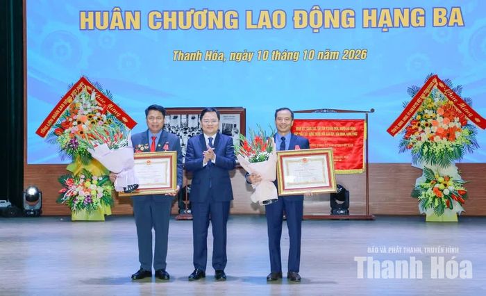 Chủ tịch Tổng Liên đoàn Lao động Việt Nam Nguyễn Anh Tuấn trao Huân chương Lao động cho các cá nhân.