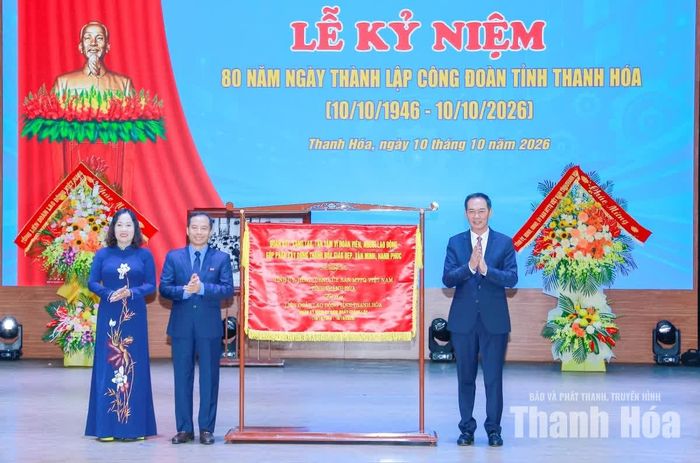 Phó Bí thư Tỉnh ủy Trịnh Tuấn Sinh trao bức trướng của Tỉnh ủy, HĐND, UBND, Ủy ban MTTQ tỉnh cho Liên đoàn Lao động tỉnh.