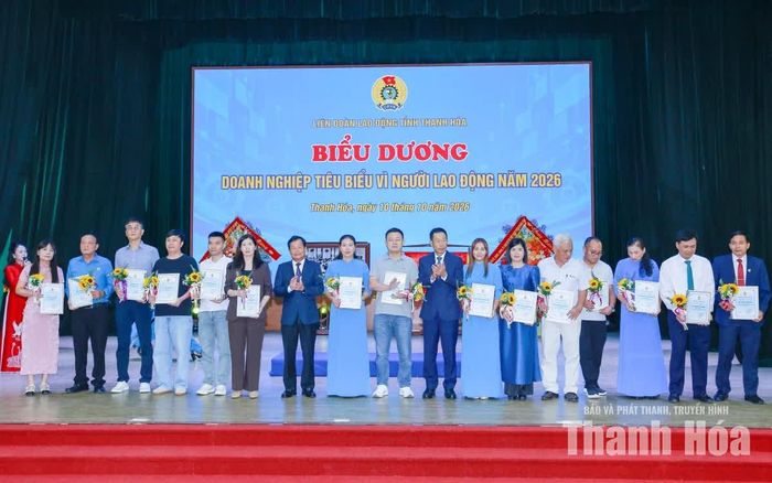 Phó Chủ tịch UBND tỉnh Lê Quang Hùng và Phó Chủ tịch HĐND tỉnh Nguyễn Quang Hải trao Bằng biểu dương doanh nghiệp tiêu biểu vì người lao động cho đại diện các doanh nghiệp.