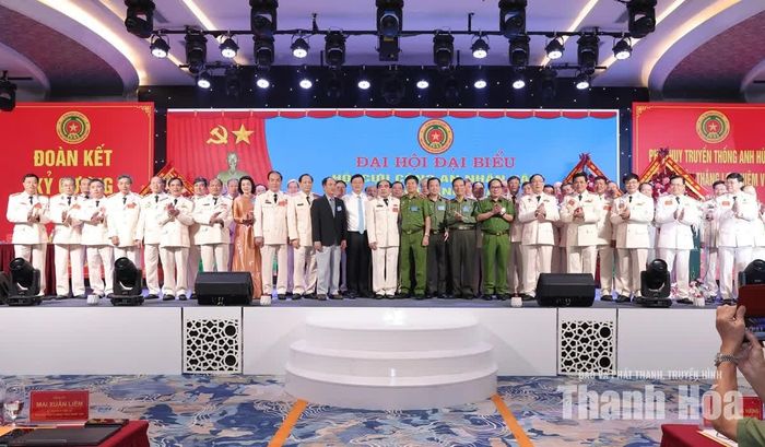 Các đại biểu chụp ảnh lưu niệm với Ban Chấp hành Hội Cựu CAND tỉnh, nhiệm kỳ 2026-2031.