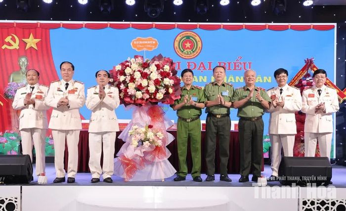 Phó Chủ tịch Thường trực Hội Cựu CAND Việt Nam Vũ Hùng Vương tặng hoa chúc mừng Đại hội.