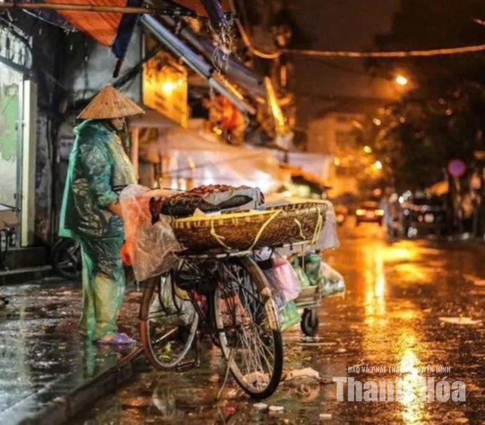 Mưa dẫu dài, đường dẫu trơn, vẫn không cản bước chân mưu sinh.