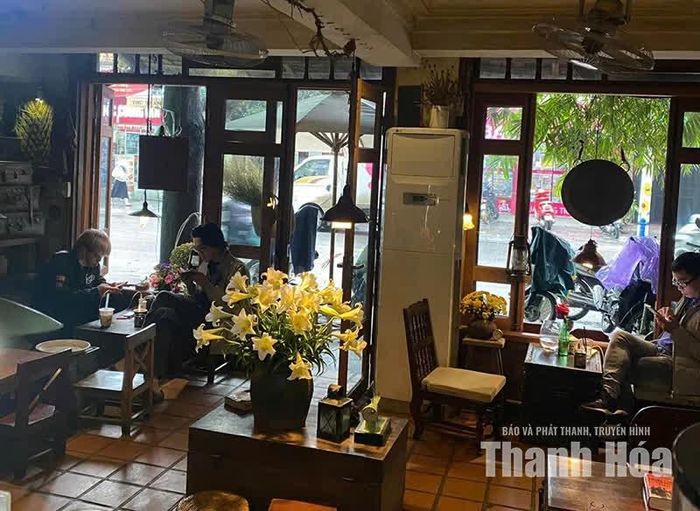 Ghé quán ngày mưa, không chỉ để uống một thức uống quen thuộc, mà để tìm một “khoảng lặng” giữa đời sống bộn bề.