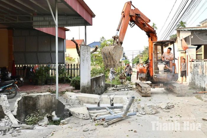 Người dân tự nguyện hiến đất mở rộng đường giao thông.