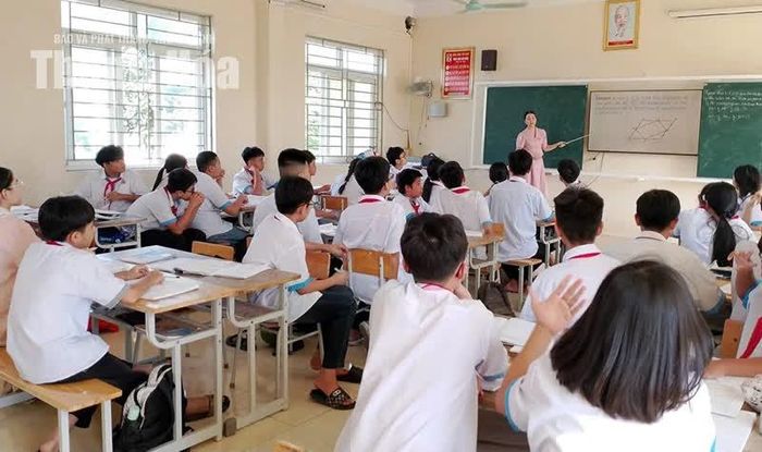 Cô và trò Trường THCS Trần Phú (xã Nông Cống) trong giờ học tiếng Anh tích hợp STEM.