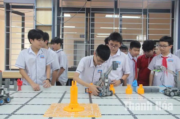 Khám phá thế giới công nghệ và tiếng Anh qua giờ học STEM Robotics thú vị.