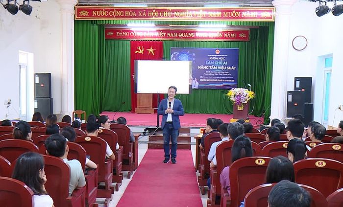 Giảng viên truyền đạt các ứng dụng AI cho cán bộ, công chức, viên chức khối Đảng ủy, UBND phường Đông Tiến.