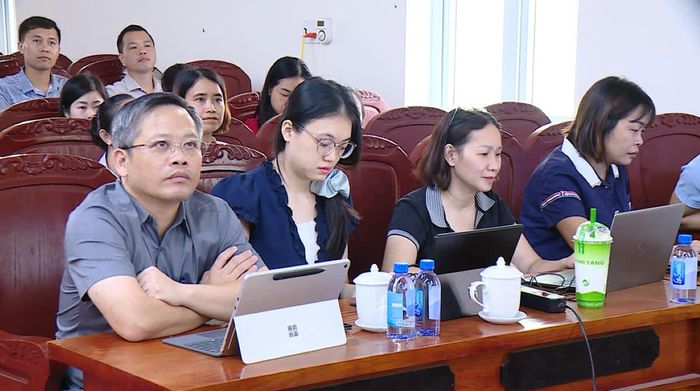 Hội nghị thu hút sự tham gia đông đảo cán bộ, công chức, viên chức phường Đông Tiến.