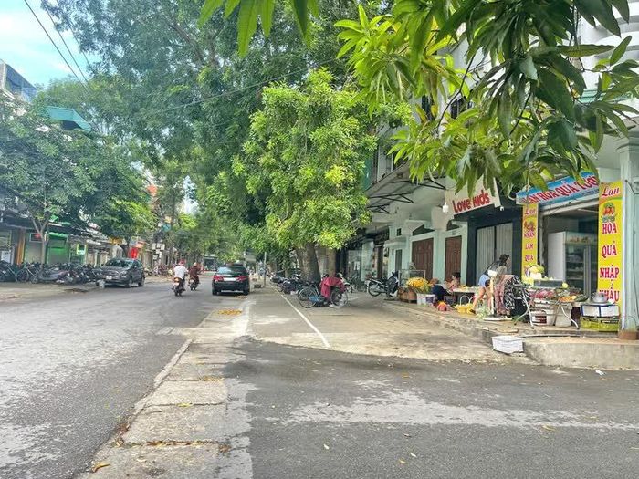 Vạch sơn trắng được kẻ thẳng tắp quy định rõ phạm vi kinh doanh hay để xe.