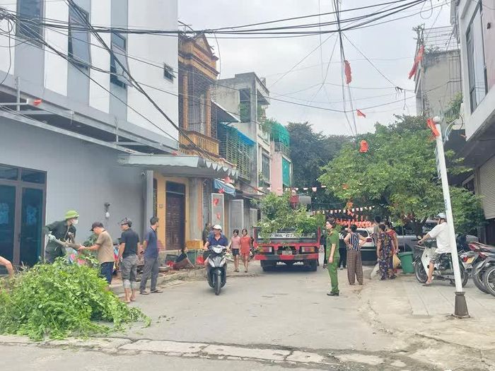 Lực lượng chức năng và người dân ở các con phố trên địa bàn phường Hàm Rồng tổ chức dọn dẹp, giải tỏa các vị trí lấn chiếm hành lang an toàn giao thông.