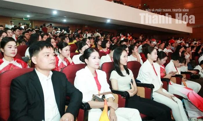 Đông đảo doanh nhân, người lao động tại các doanh nghiệp và khán giả đến theo dõi, cổ vũ các đội thi.